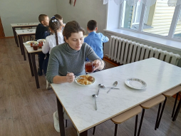 Проверка организации питания членами комиссии в школьной столовой