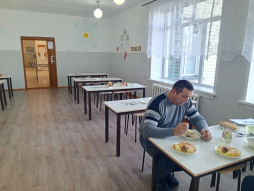 Проверка организации питания членами комиссии в школьной столовой